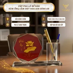 Cúp pha lê để bàn kèm ống cắm bút hoa sen bình an hình 2