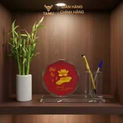 Cúp pha lê để bàn kèm ống cắm bút hoa sen bình an hình 4