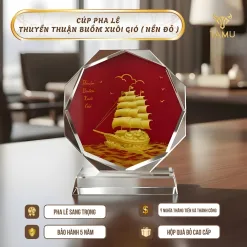 Cúp pha lê thuyền thuận buồm xuôi gió nền đỏ hình ảnh 2