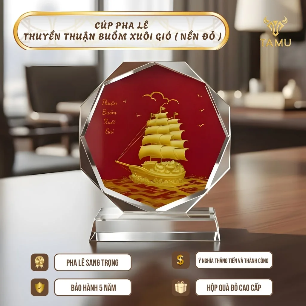 Cúp pha lê thuyền thuận buồm xuôi gió nền đỏ hình ảnh 2