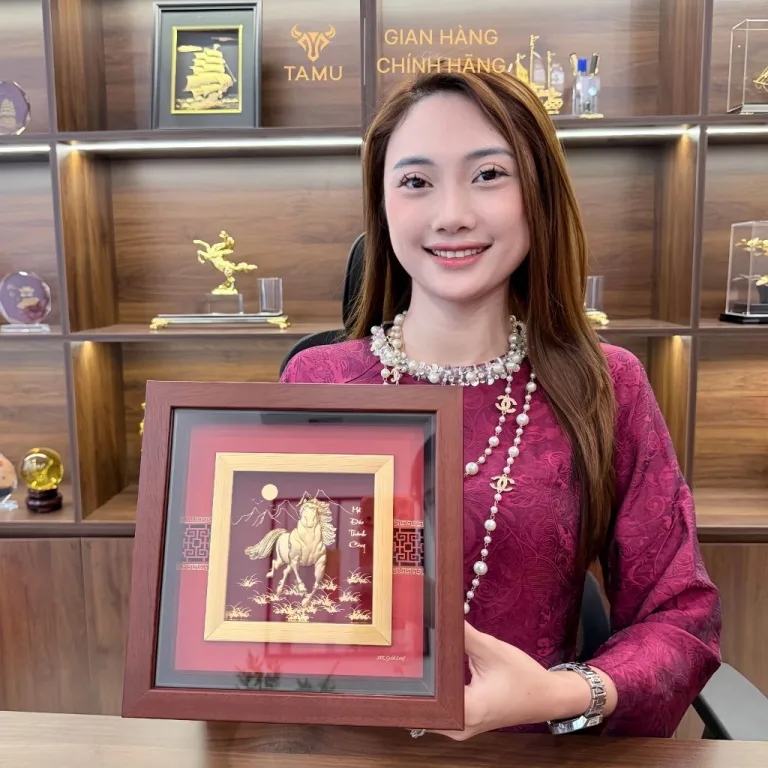 Hình ảnh thực tế khi khách hàng nhận sản phẩm Tranh Ngựa Nền Đỏ Dát Vàng 24K Mã Đáo Thành Công từ TAMU - Quà Tặng Pha Lê