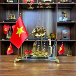 Hộp Đựng Bút Pha Lê TAMU Du Thuyền Hiện Đại 1 Cờ, Chất Liệu Đồng Mạ Vàng Và Pha Lê K9 Cao Cấp, Quà Lưu Niệm