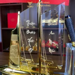 Hộp Đựng Bút Pha Lê TAMU Du Thuyền Hiện Đại 1 Cờ, Chất Liệu Đồng Mạ Vàng Và Pha Lê K9 Cao Cấp, Quà Lưu Niệm