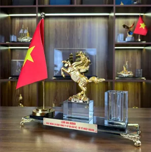 Hình ảnh hộp cắm bút mã đáo thành công khắc tem đồng