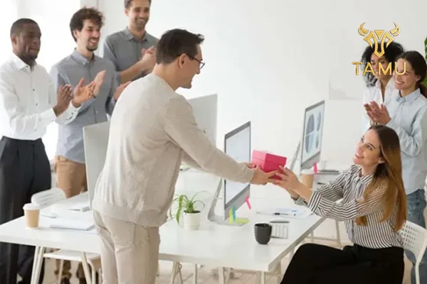 Tiêu chí chọn quà tặng kỷ niệm thành lập công ty cho đối tượng nhận quà