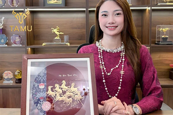 Giải mã các dòng quà tặng sinh nhật đối tác nữ mới nhất 2026: Tranh dát vàng 24K Mã đáo thành công