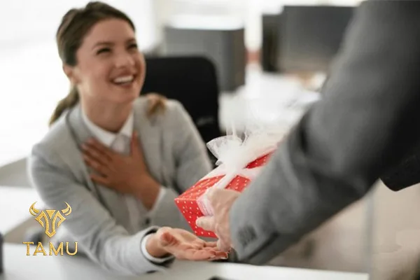 Tiêu chí lựa chọn quà tặng sinh nhất đối tác nữ đảm bảo đối phương thích: Tính cá nhân hóa trong sản phẩm