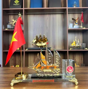 Hình ảnh hộp cắm bút thuyền vip 5 khắc tem đồng