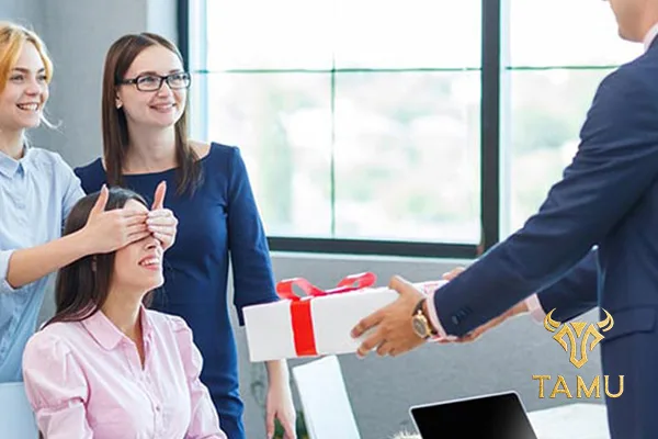 Không chọn những món quà tặng quá sơ sài nhân dịp đồng nghiệp nghỉ việc