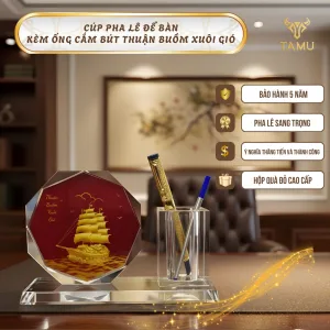 Cận cảnh cúp pha lê trang trí trên bàn làm việc