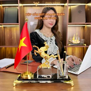 Hộp Cắm Bút Mã Đáo Thành Công đặt trang trọng trên bàn làm việc Sếp