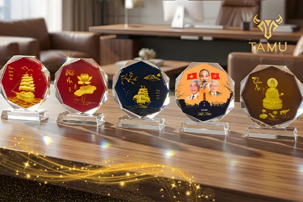 Gợi ý quà tặng kỷ niệm thành lập trường: Cúp pha lê vinh danh