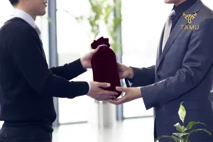 Quà tặng mừng khai trương ý nghĩa & dễ ghi điểm nhất 2026