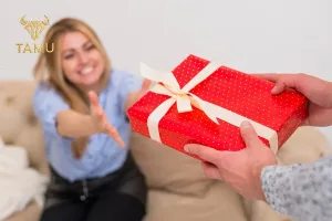 Sai lầm thường gặp năm 2026 khi chọn quà tặng sếp nữ cao cấp: Quá chú trọng hình thức bên ngoài