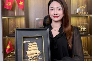 Gợi ý quà tặng sếp nữ cao cấp ý nghĩa, sang trọng nhất 2026: Tranh dát vàng 24K cao cấp