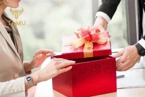 20+ lời chúc dài trang trọng, chuyên nghiệp khi trao quà tặng doanh nhân tốt nhất năm 2026