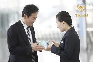 Lý do gì khiến quà tặng sếp mạ vàng luôn được ưu chuộng trong những năm gần đây?