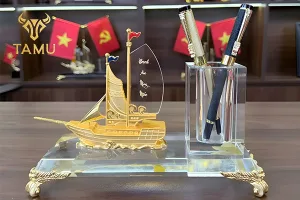 Gợi ý quà tặng sếp mạ vàng tốt nhất năm 2026: Vật phẩm mạ vàng để bàn làm việc