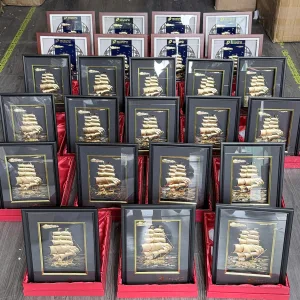 Quy trình nghệ nhân dát vàng 24K quà tặng doanh nghiệp thủ công