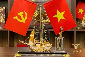 Hộp cắm bút thuyền Thuận Buồm Xuôi Gió VIP 3 cánh 2 cờ: Sản phẩm nổi bật của TAMU Pha Lê