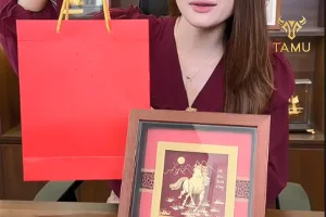 Tranh dát vàng 24K để bàn Mã Đáo Thành Công nền đỏ từ TAMU Pha Lê