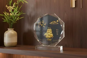 Sản phẩm cúp pha lê để bàn thuyền Thuận Buồm Xuôi Gió nền đen từ TAMU - Quà Tặng Pha Lê
