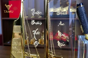 Biểu tượng "Thuận buồm xuôi gió" trong quà tặng thuyền buồm mạ vàng năm 2026 là như thế nào?